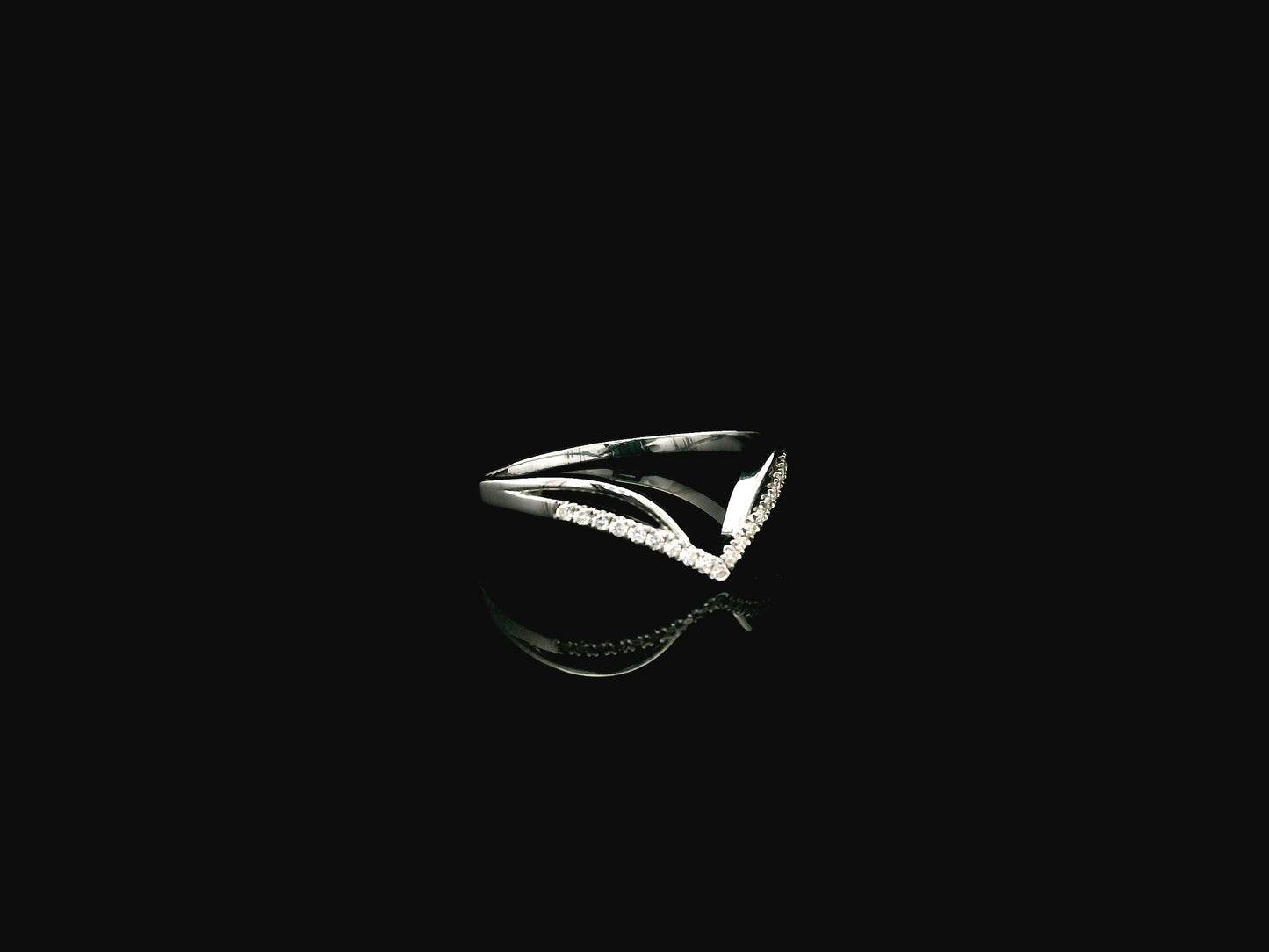 18K white gold chevron diamond ring featuring 0.10 carat natural diamonds in a V-shaped contour design.