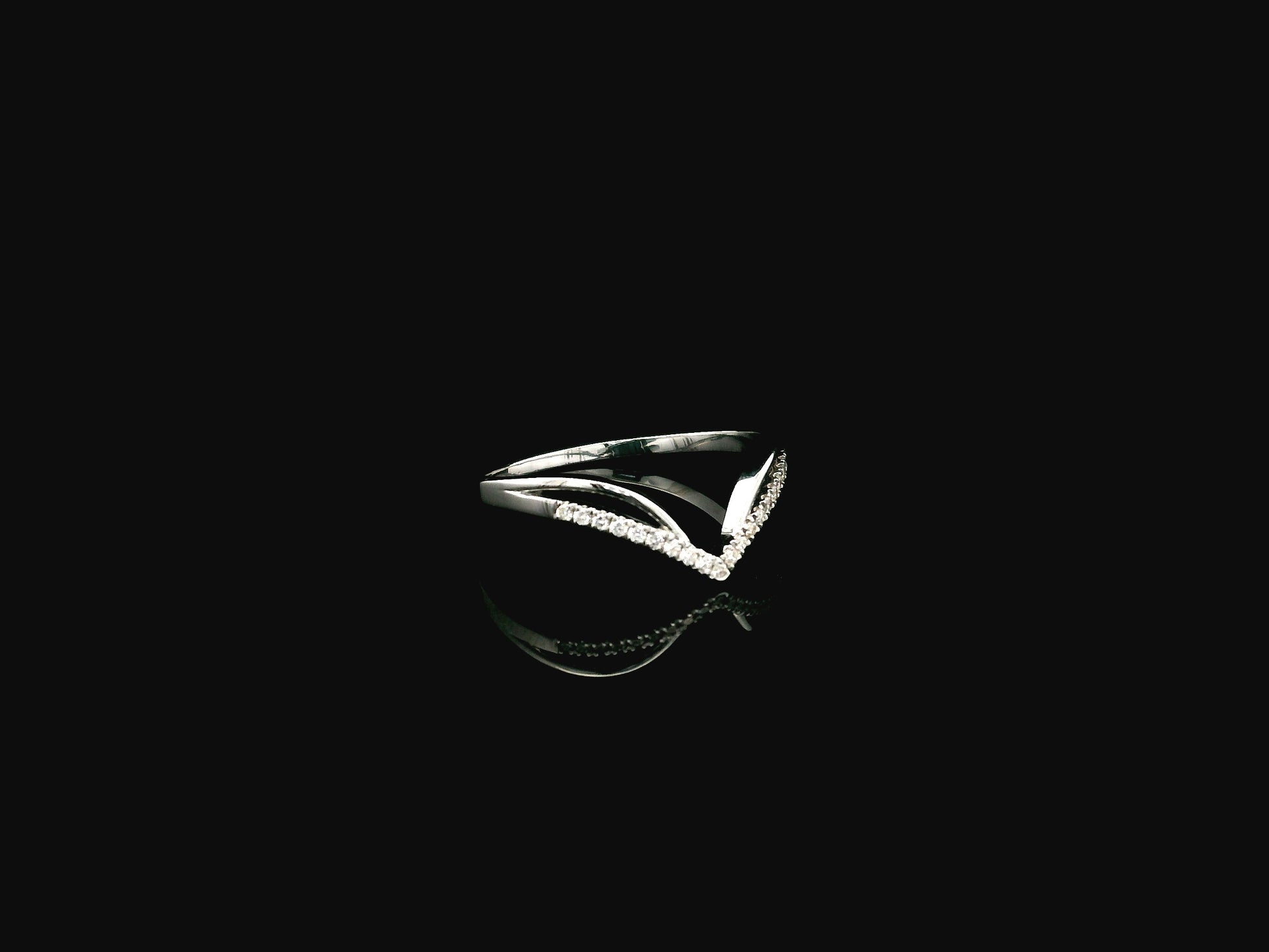 18K white gold chevron diamond ring featuring 0.10 carat natural diamonds in a V-shaped contour design.