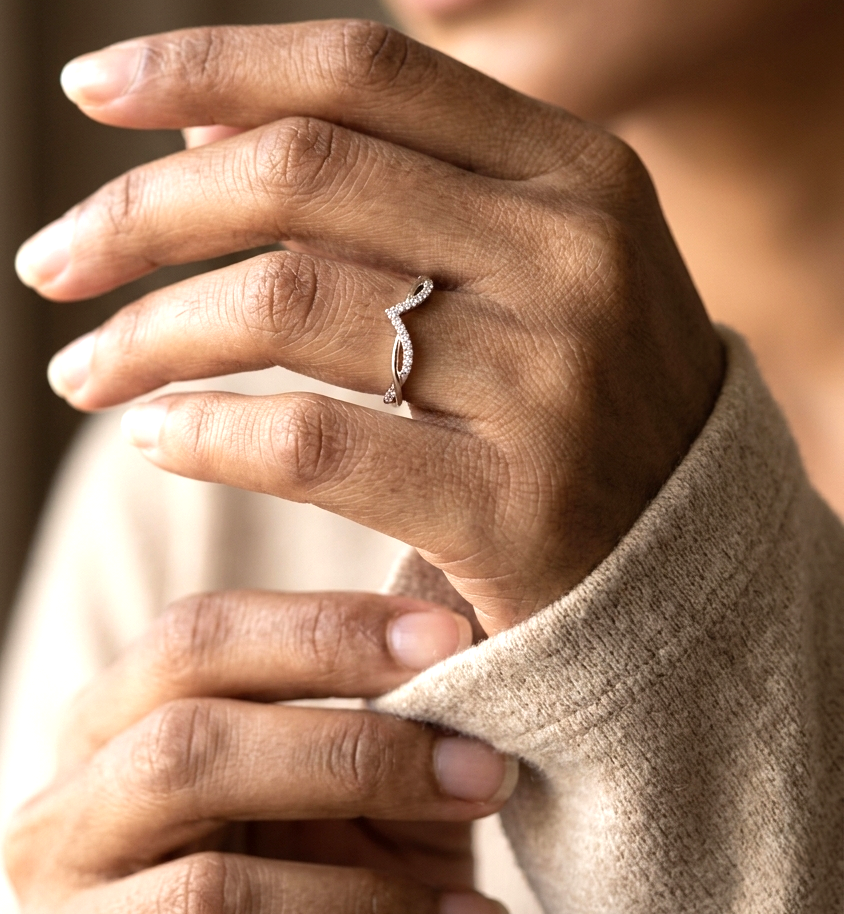 18K white gold diamond contour ring with pavé-set diamonds and elegant V-shaped design.