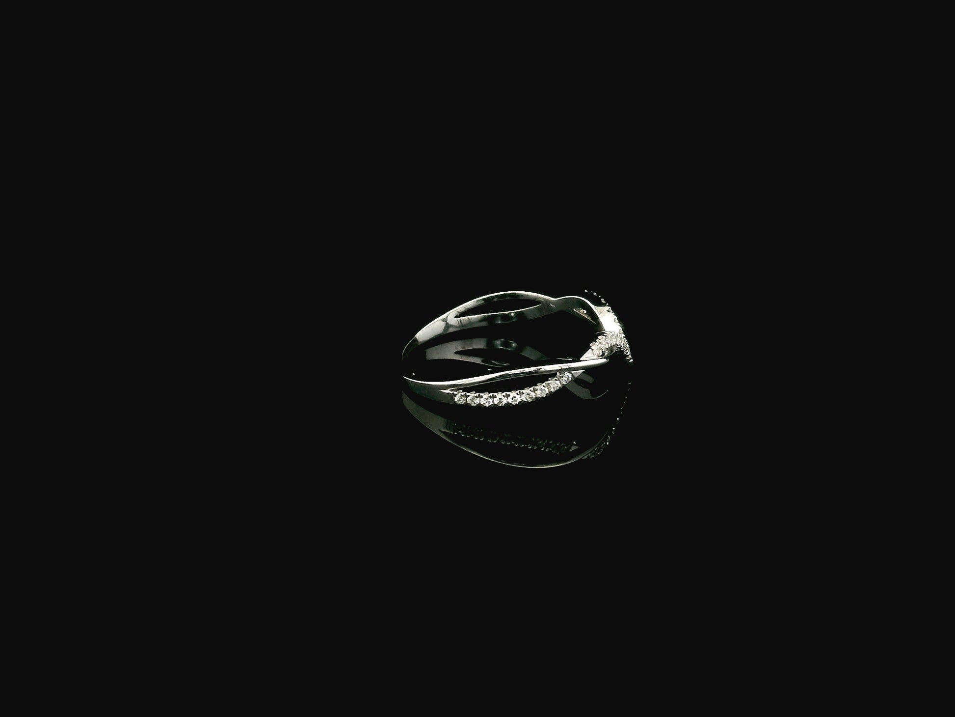 18K white gold diamond contour ring with pavé-set diamonds and elegant V-shaped design.