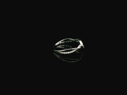 18K white gold diamond contour ring with pavé-set diamonds and elegant V-shaped design.