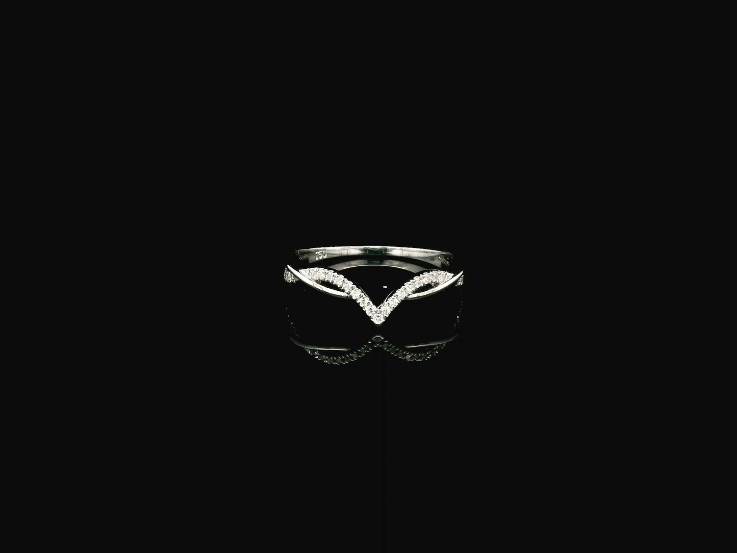 18K white gold diamond contour ring with pavé-set diamonds and elegant V-shaped design.