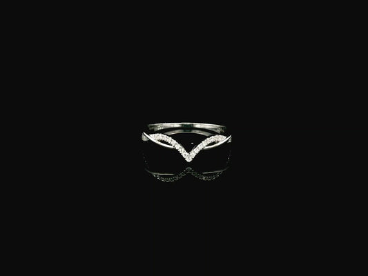 18K white gold diamond contour ring with pavé-set diamonds and elegant V-shaped design.