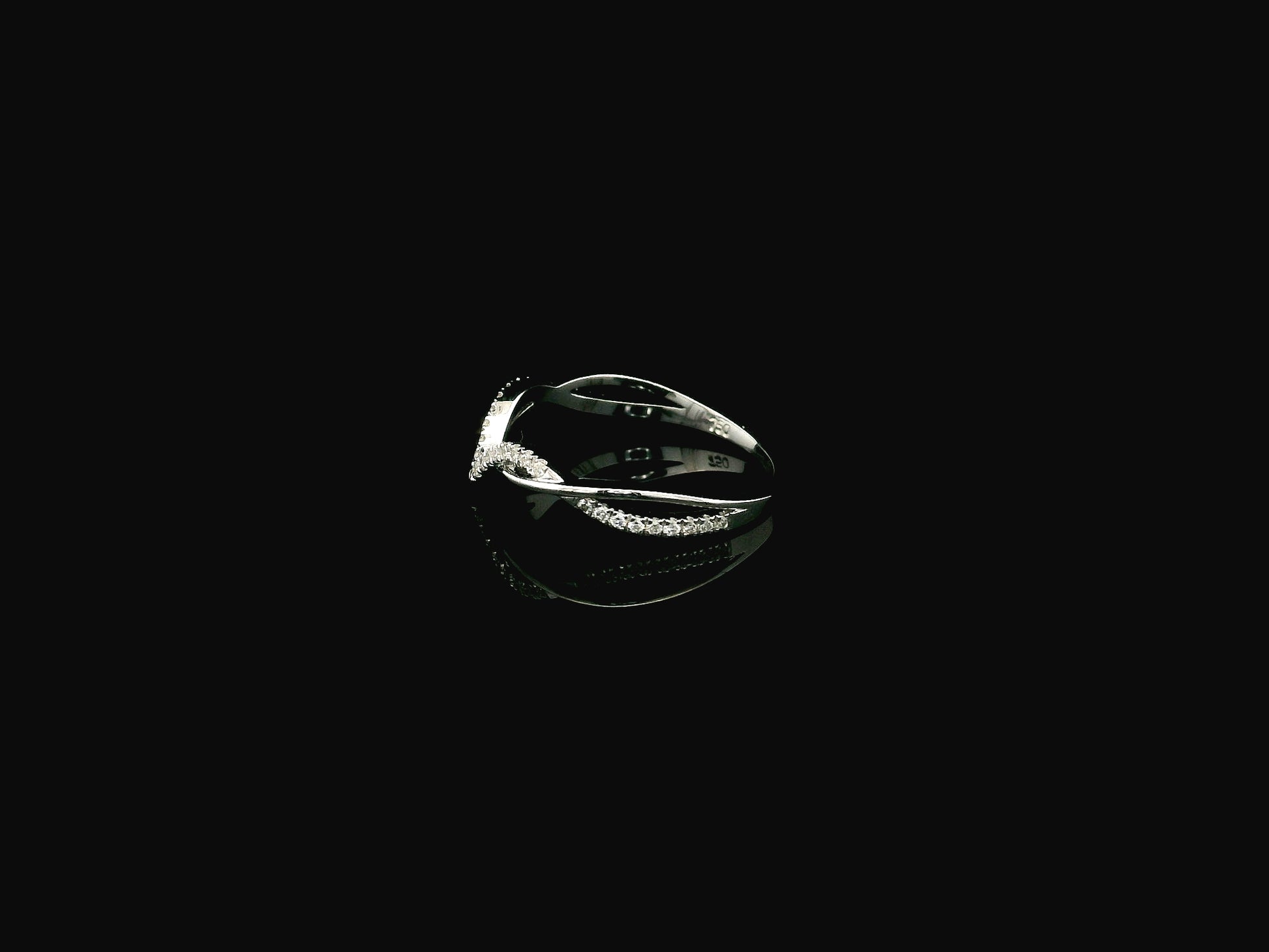 18K white gold diamond contour ring with pavé-set diamonds and elegant V-shaped design.