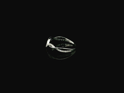 18K white gold diamond contour ring with pavé-set diamonds and elegant V-shaped design.