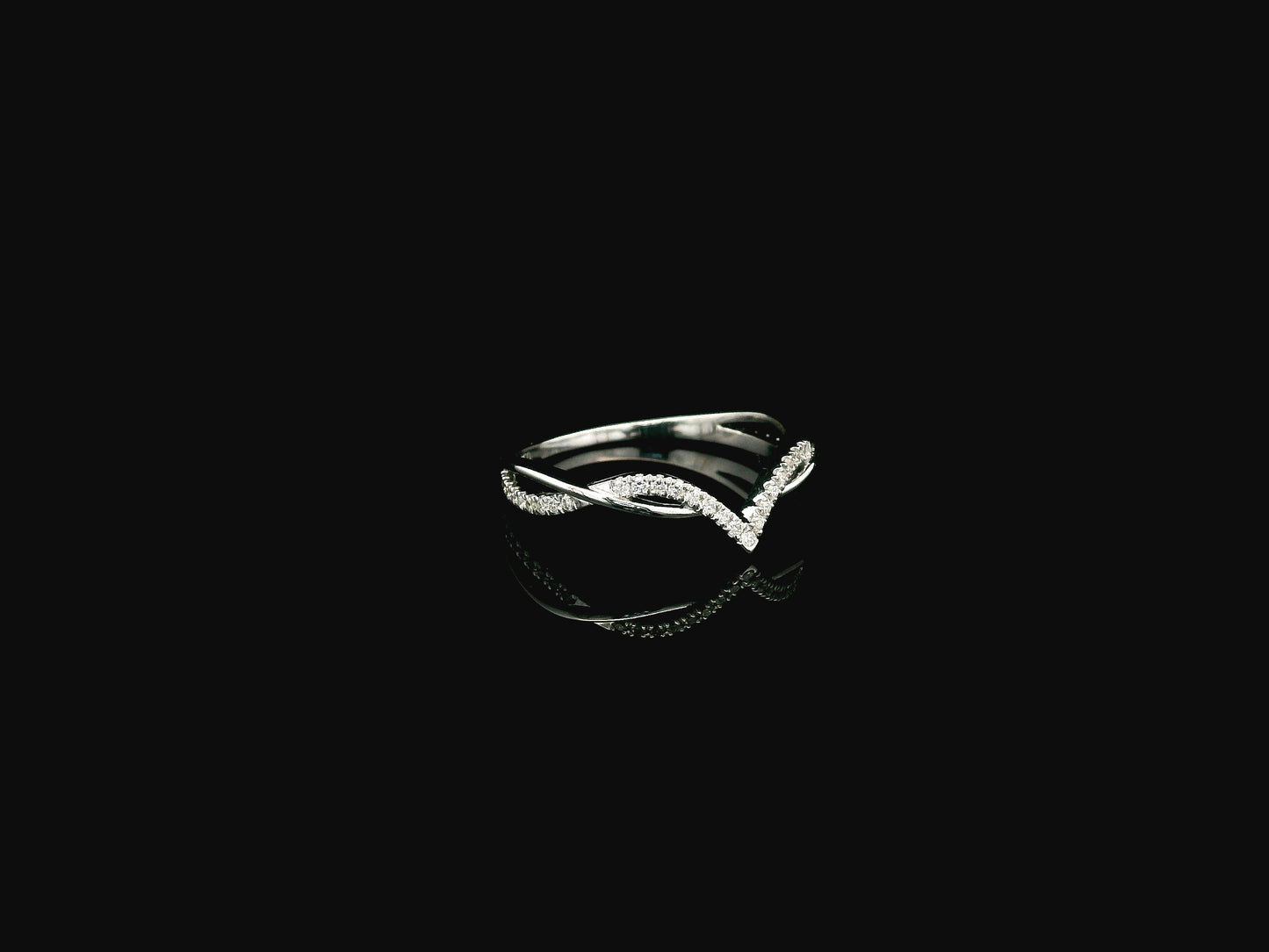 18K white gold diamond contour ring with pavé-set diamonds and elegant V-shaped design.