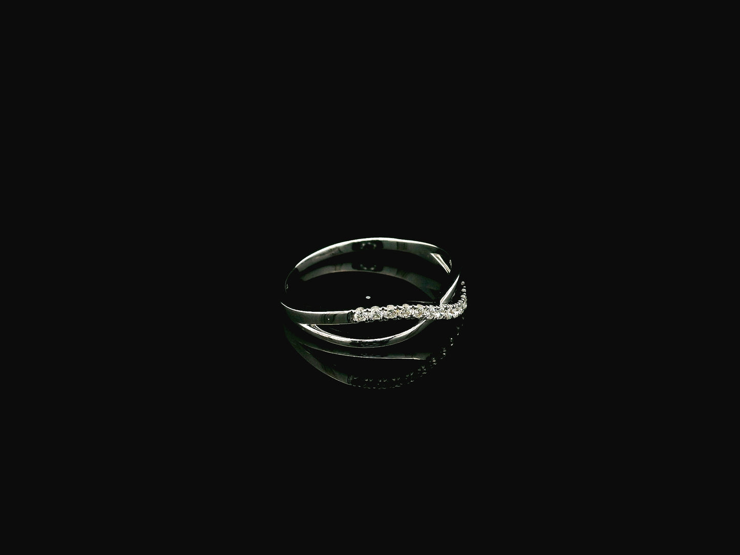 18K white gold diamond crossover ring featuring a crisscross design with 0.16 carat natural diamonds and polished white gold bands.