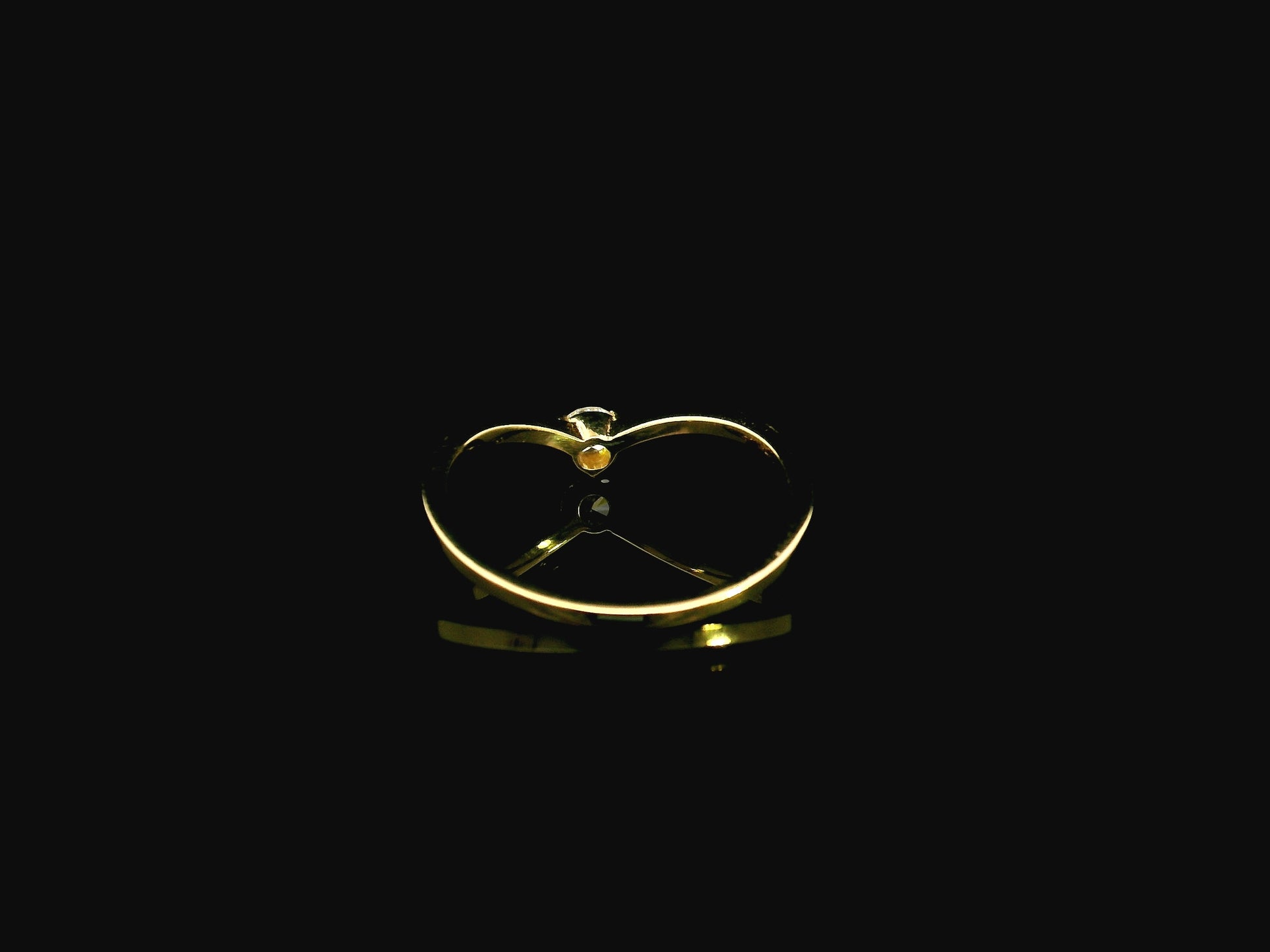 18K yellow gold diamond solitaire chevron ring with 0.15 carat natural diamond