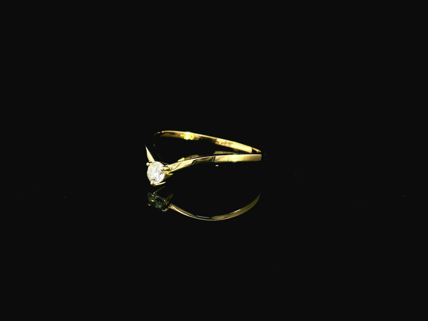 18K yellow gold diamond solitaire chevron ring with 0.15 carat natural diamond
