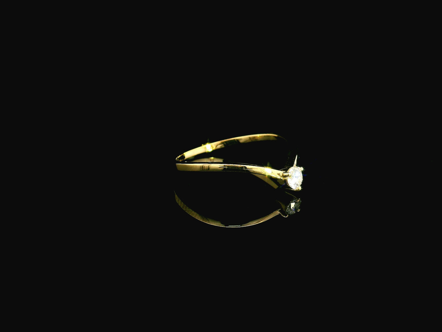18K yellow gold diamond solitaire chevron ring with 0.15 carat natural diamond