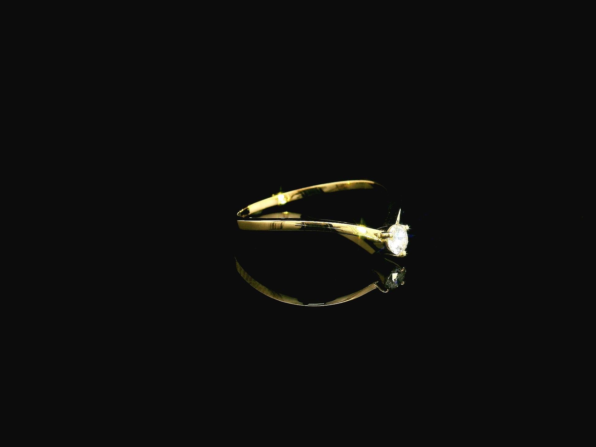 18K yellow gold diamond solitaire chevron ring with 0.15 carat natural diamond