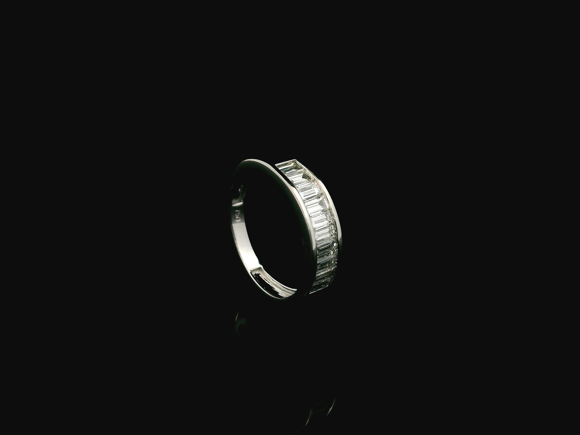 18K white gold baguette diamond channel set band ring with 1.16 carat natural diamonds