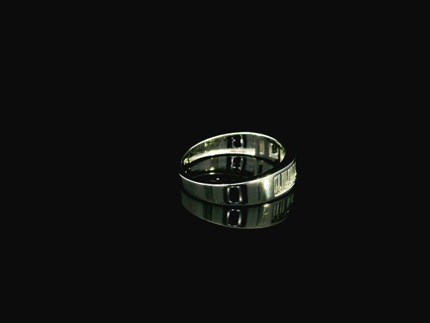 18K white gold baguette diamond channel set band ring with 1.16 carat natural diamonds