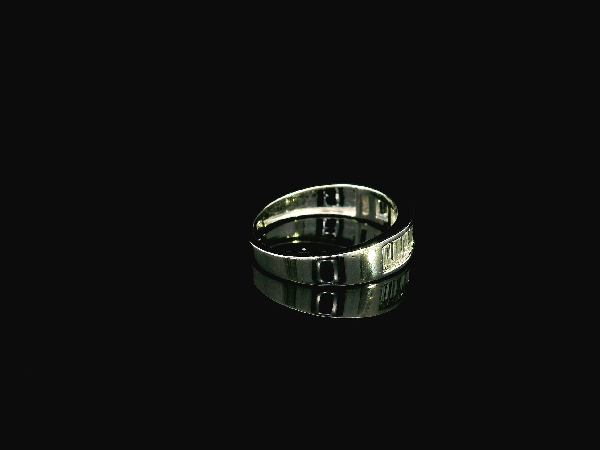 18K white gold baguette diamond channel set band ring with 1.16 carat natural diamonds