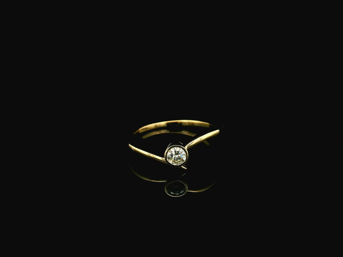 18K yellow gold bezel set diamond solitaire ring with 0.18 carat natural diamond