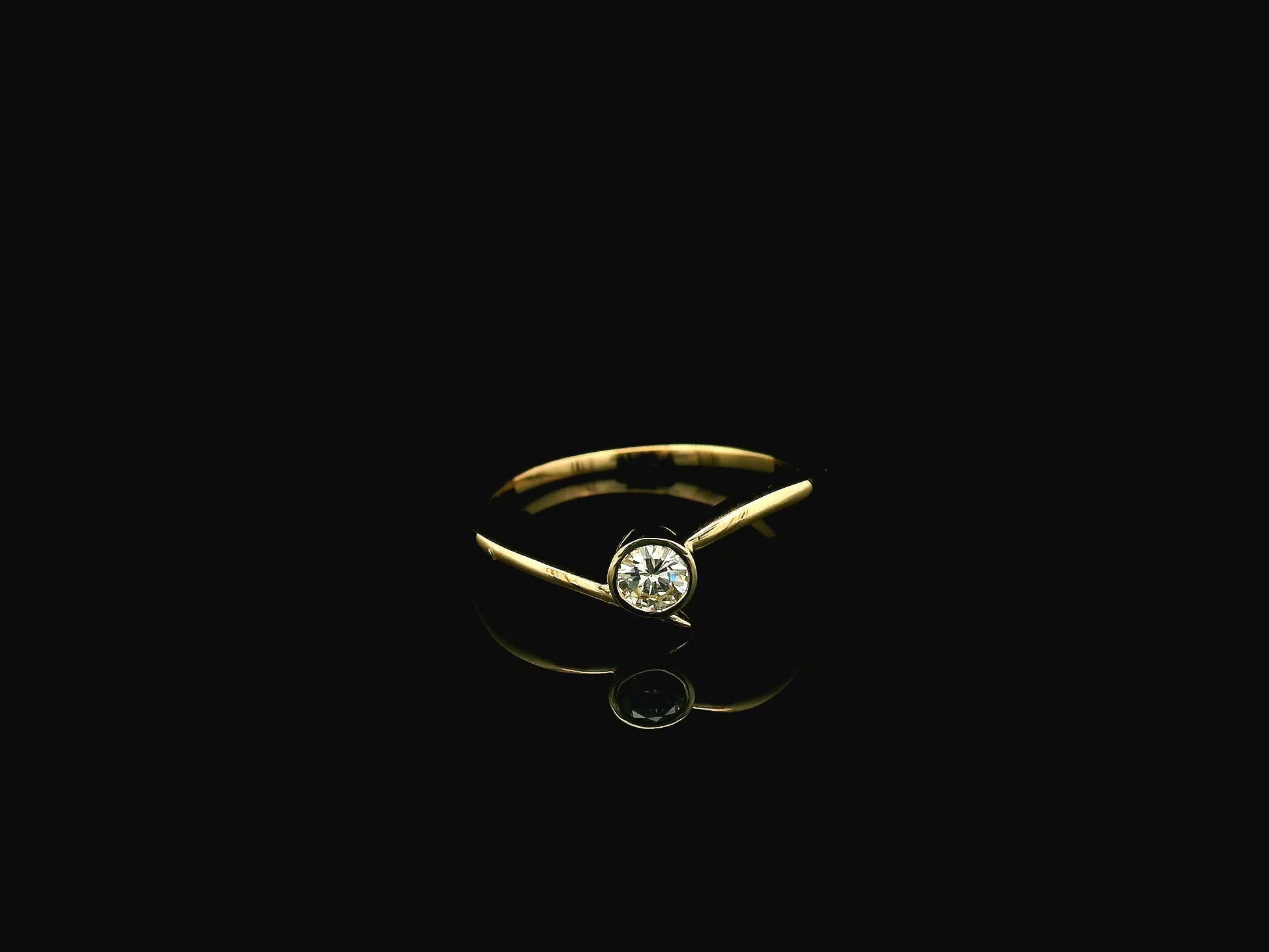 18K yellow gold bezel set diamond solitaire ring with 0.18 carat natural diamond