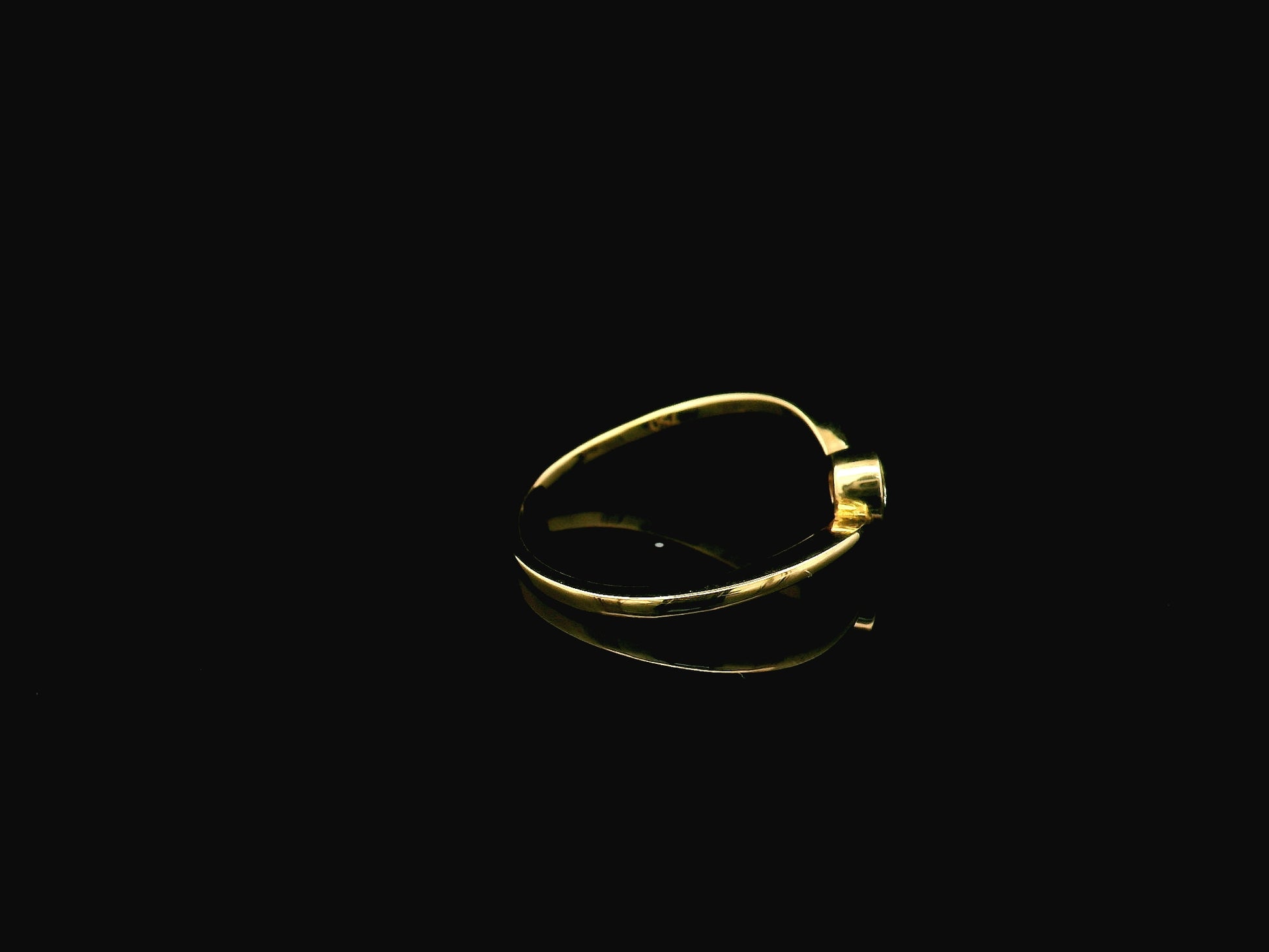 18K yellow gold bezel set diamond solitaire ring with 0.18 carat natural diamond