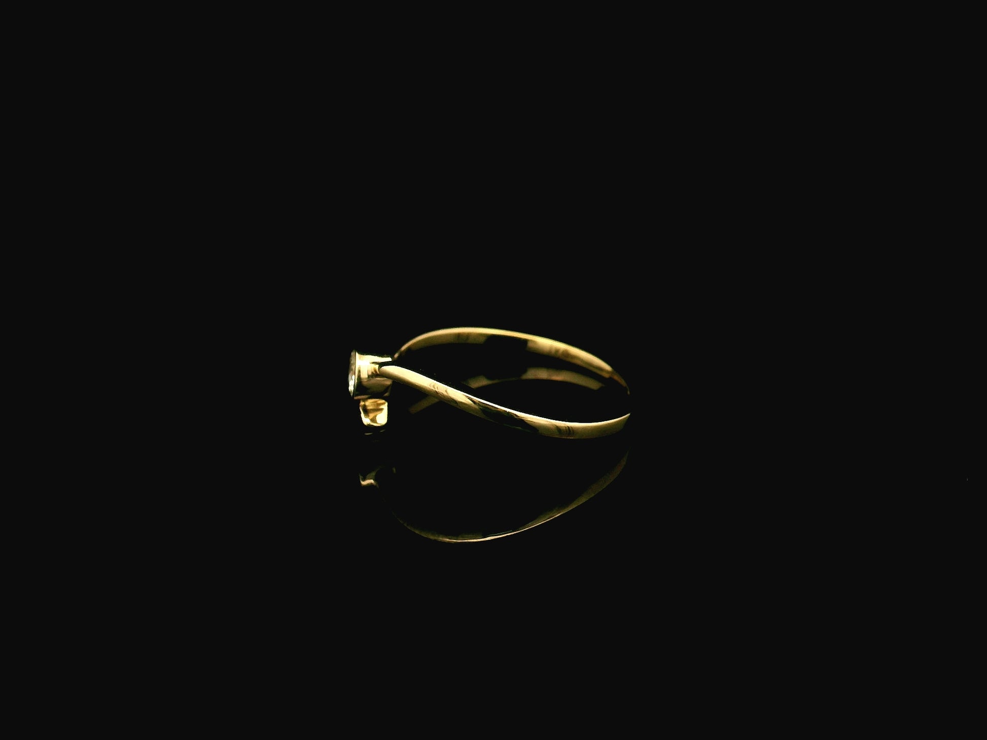 18K yellow gold bezel set diamond solitaire ring with 0.18 carat natural diamond
