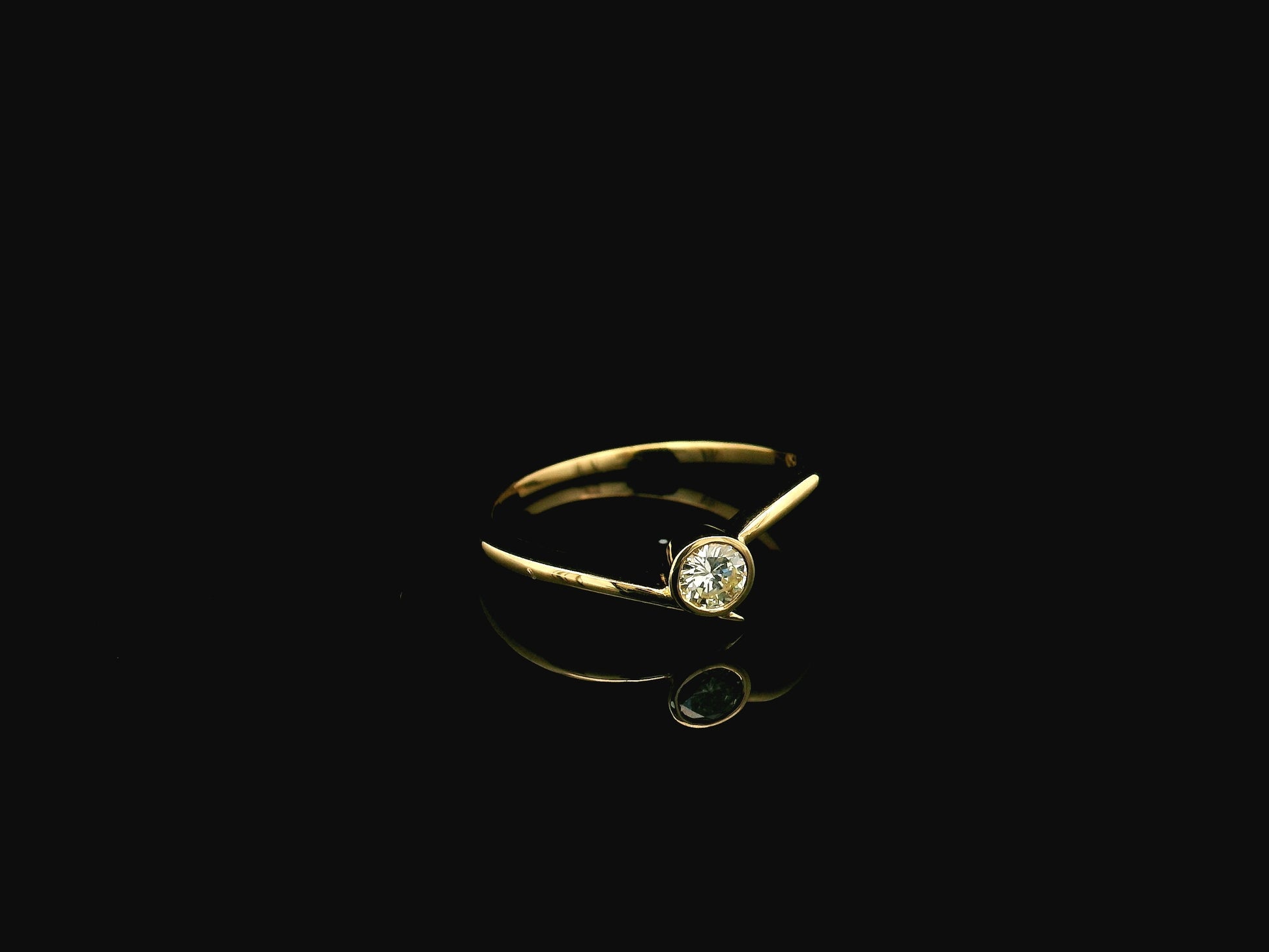 18K yellow gold bezel set diamond solitaire ring with 0.18 carat natural diamond