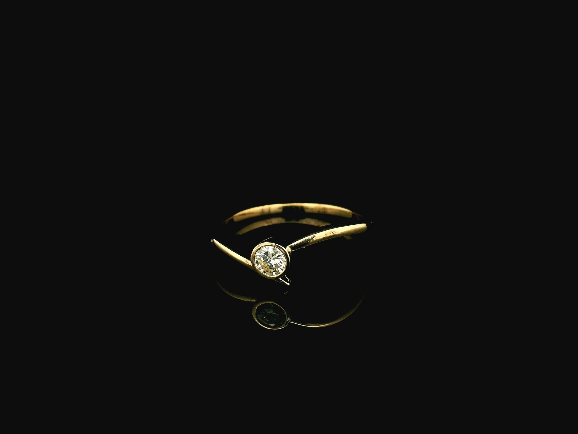 18K yellow gold bezel set diamond solitaire ring with 0.18 carat natural diamond