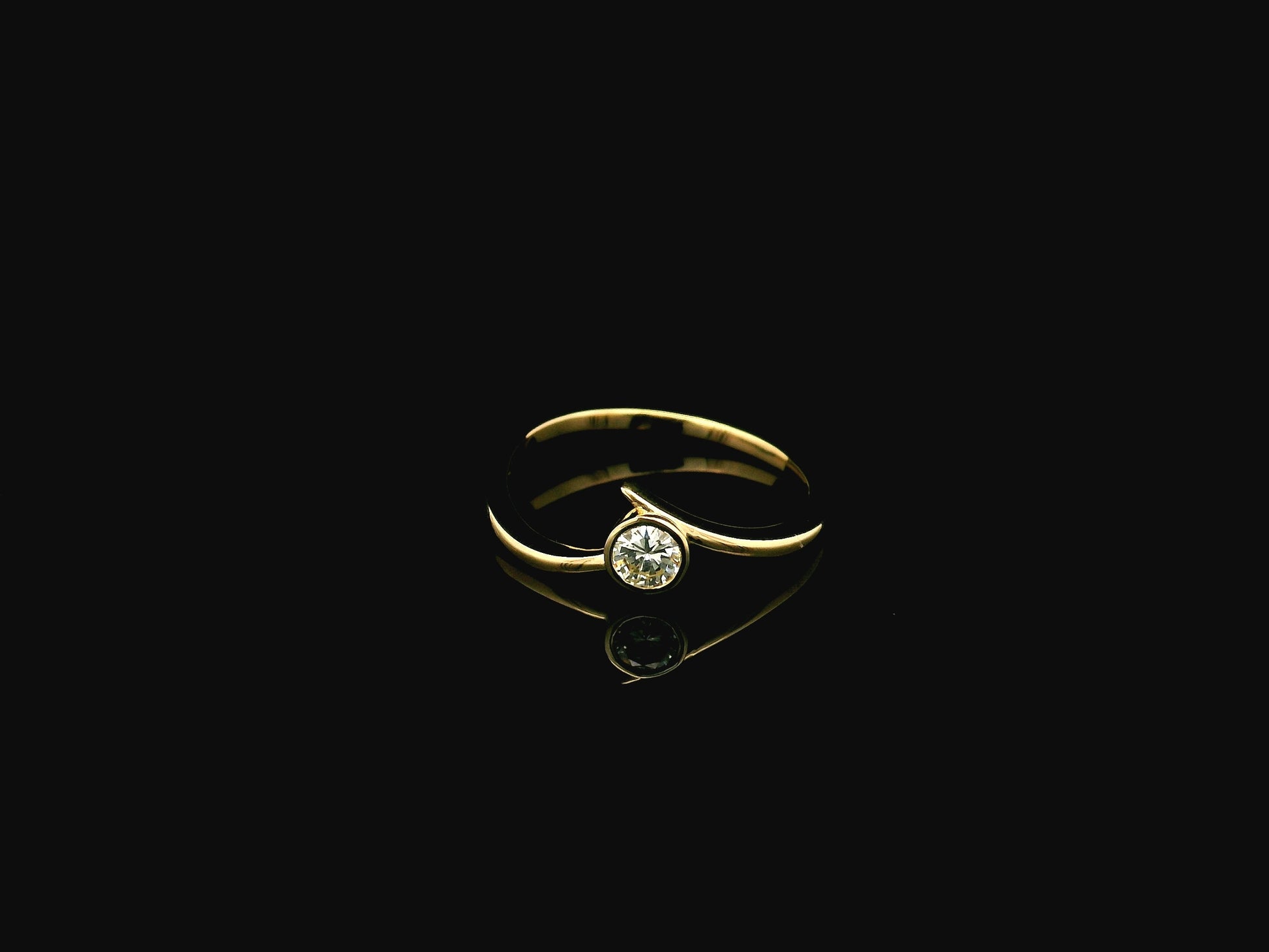 18K yellow gold bezel set diamond solitaire ring with 0.18 carat natural diamond