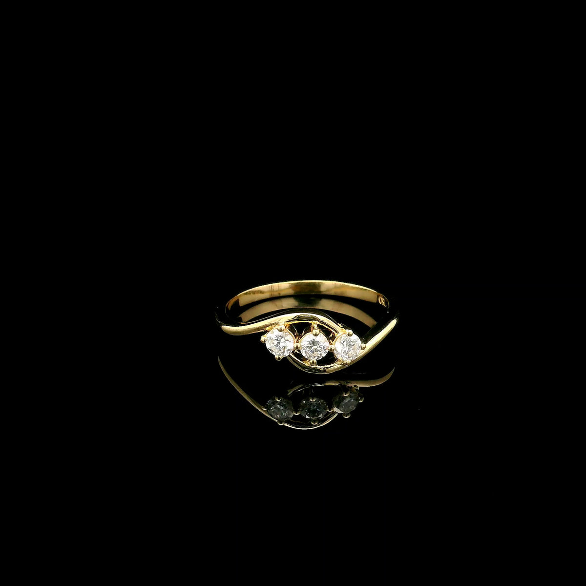 Three stone diamond ring in 18K yellow gold with round diamonds and flowing open band design