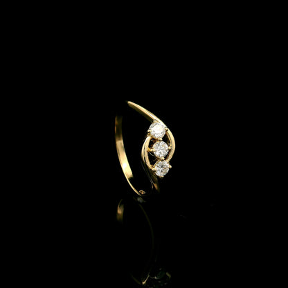 Three stone diamond ring in 18K yellow gold with round diamonds and flowing open band design