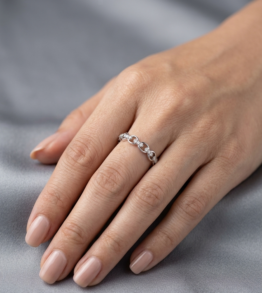 18K White Gold Diamond Link Ring with 0.13 Carat Natural Round Diamonds