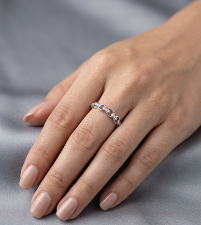 18K White Gold Diamond Link Ring with 0.13 Carat Natural Round Diamonds