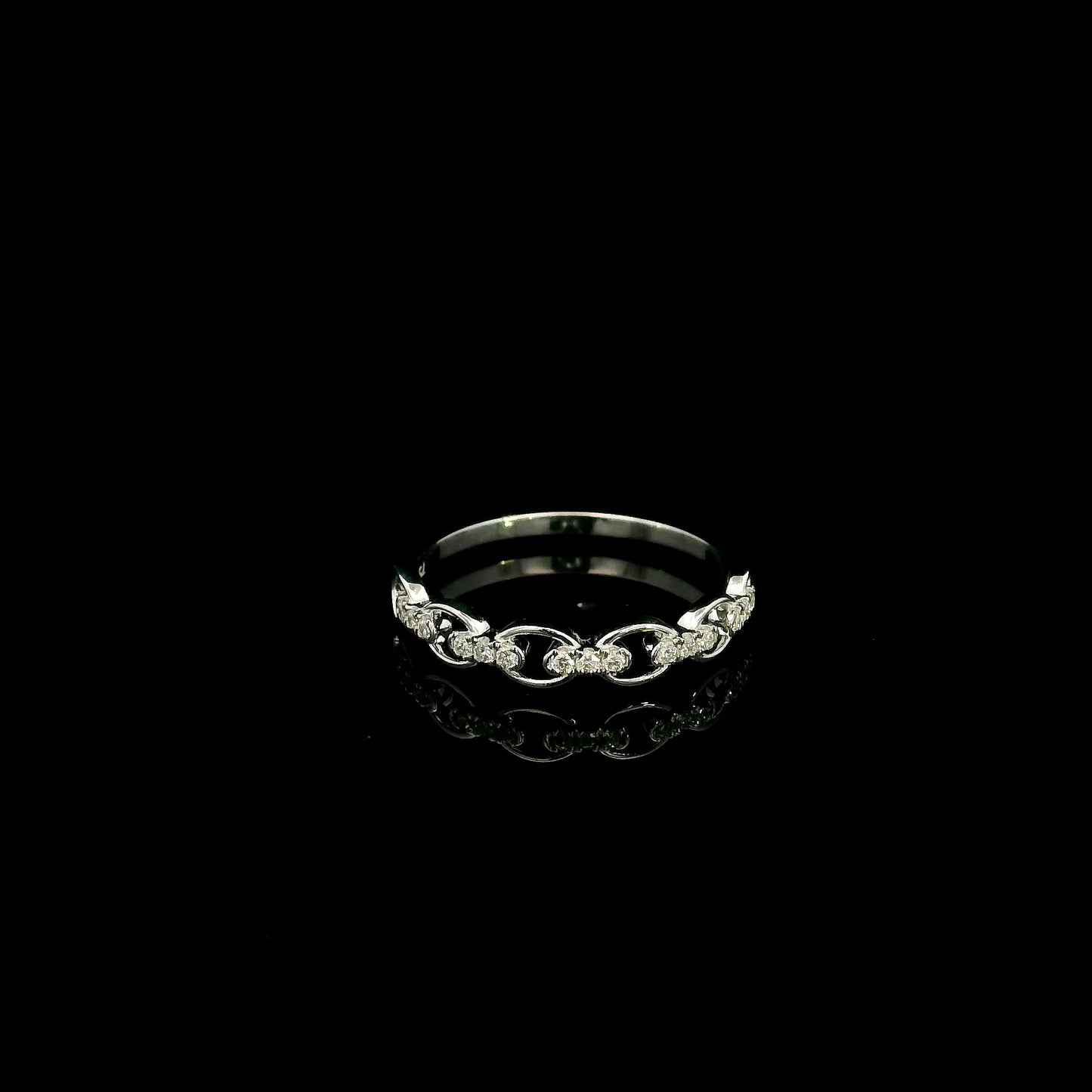 18K White Gold Diamond Link Ring with 0.13 Carat Natural Round Diamonds