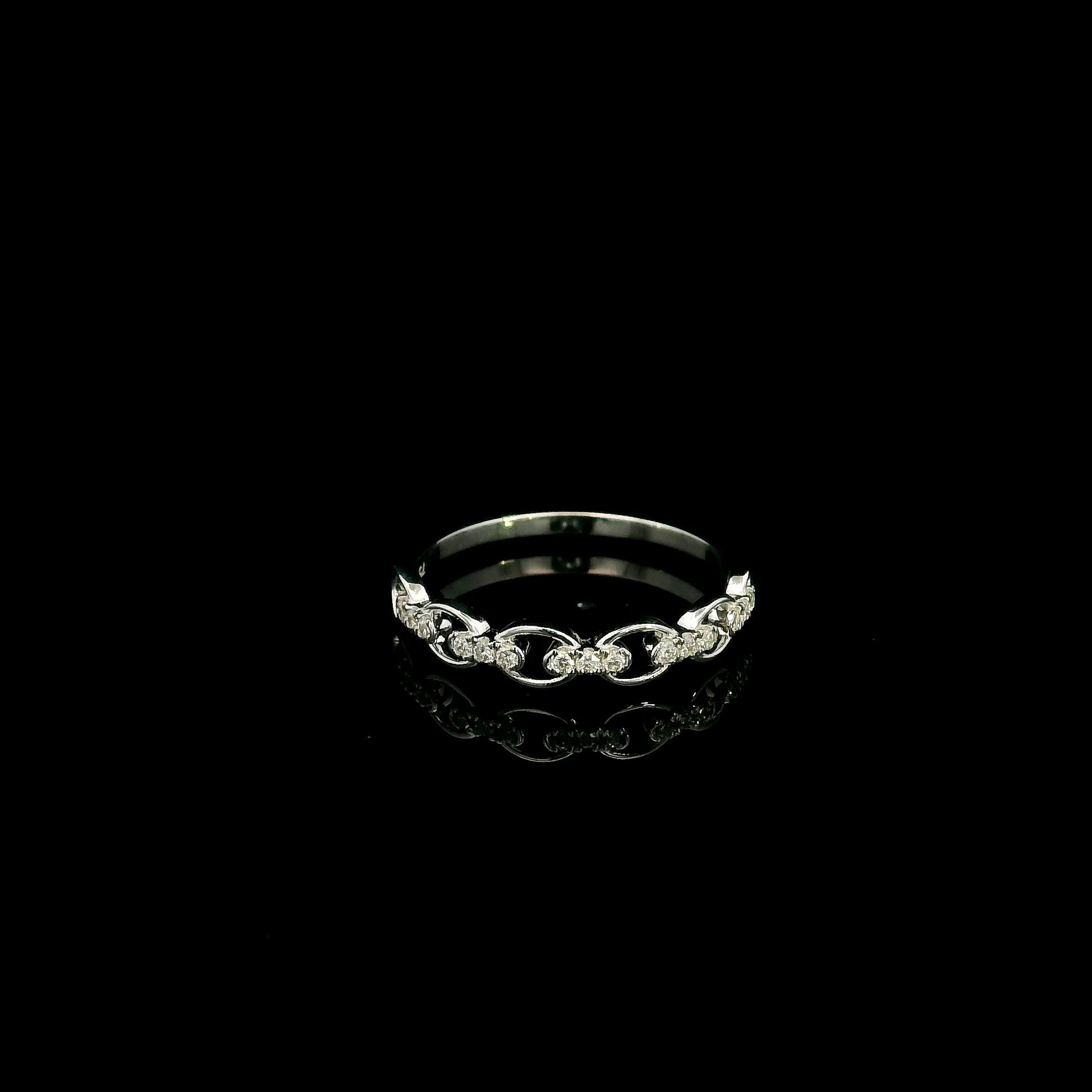 18K White Gold Diamond Link Ring with 0.13 Carat Natural Round Diamonds