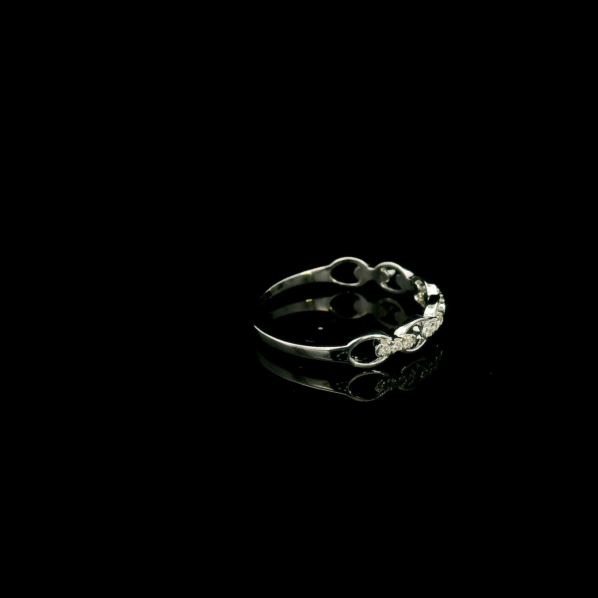 18K White Gold Diamond Link Ring with 0.13 Carat Natural Round Diamonds