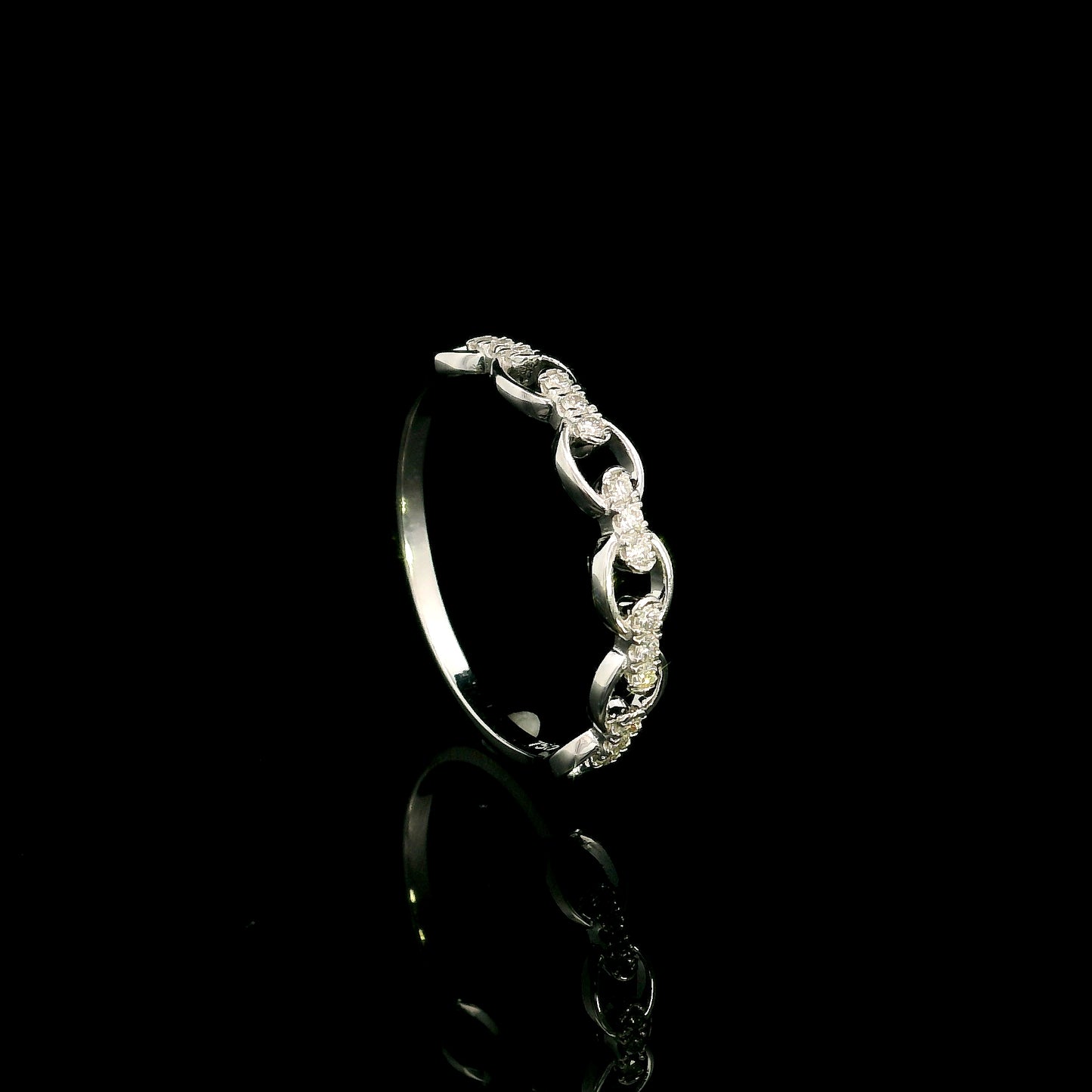 18K White Gold Diamond Link Ring with 0.13 Carat Natural Round Diamonds