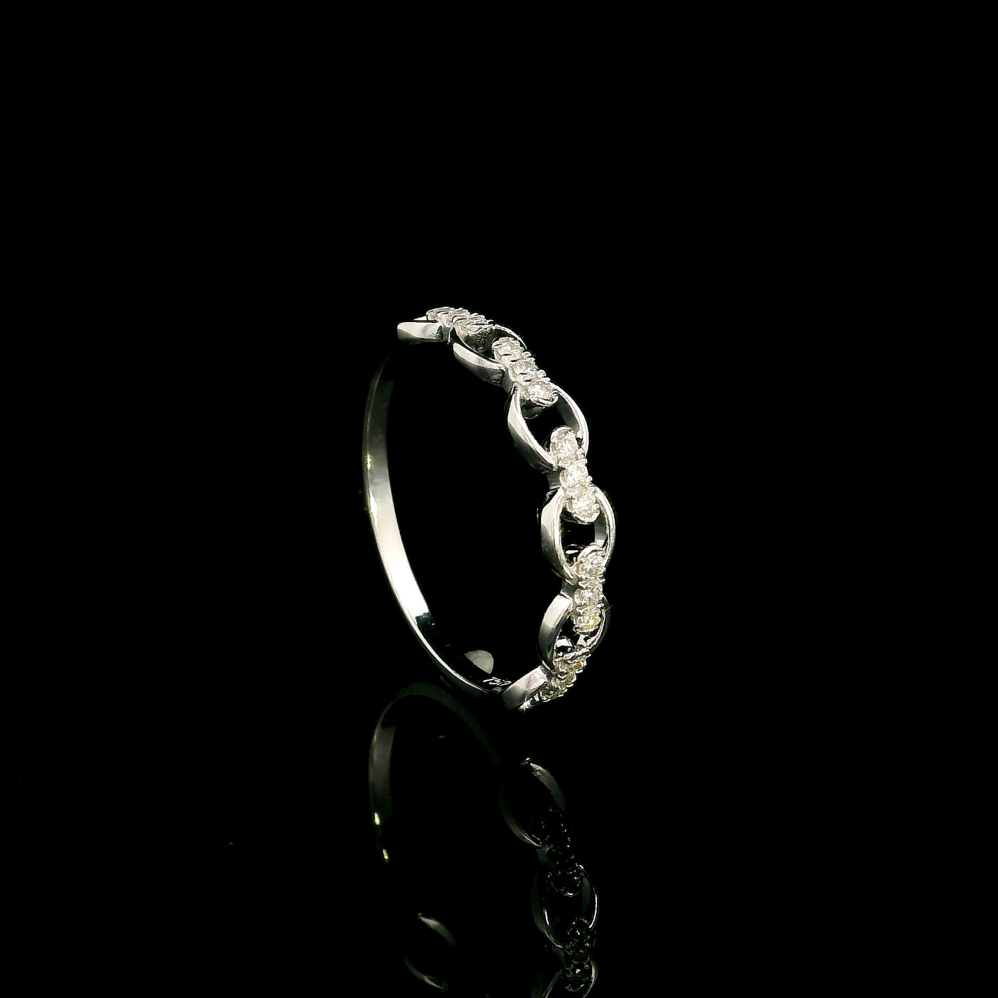 18K White Gold Diamond Link Ring with 0.13 Carat Natural Round Diamonds