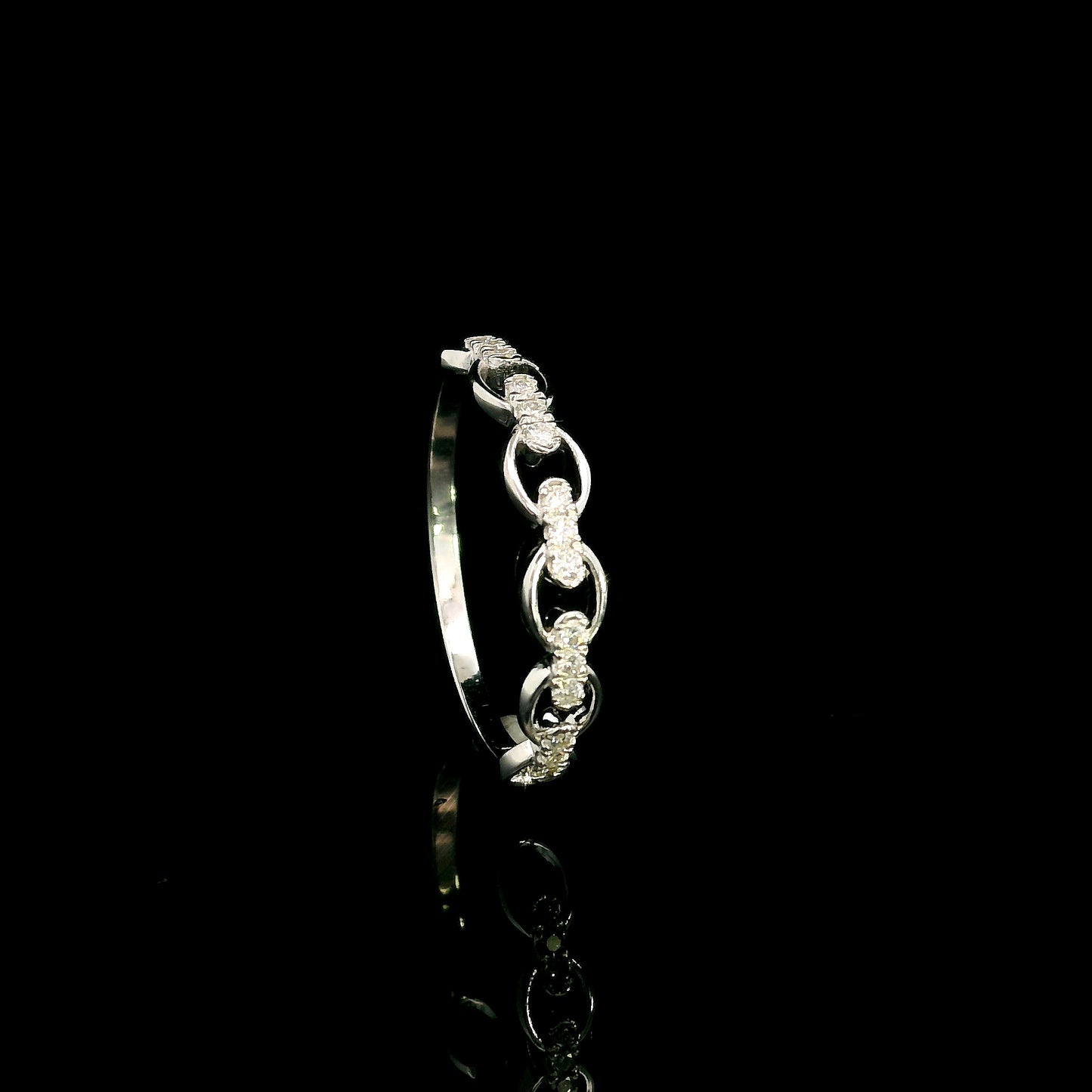 18K White Gold Diamond Link Ring with 0.13 Carat Natural Round Diamonds