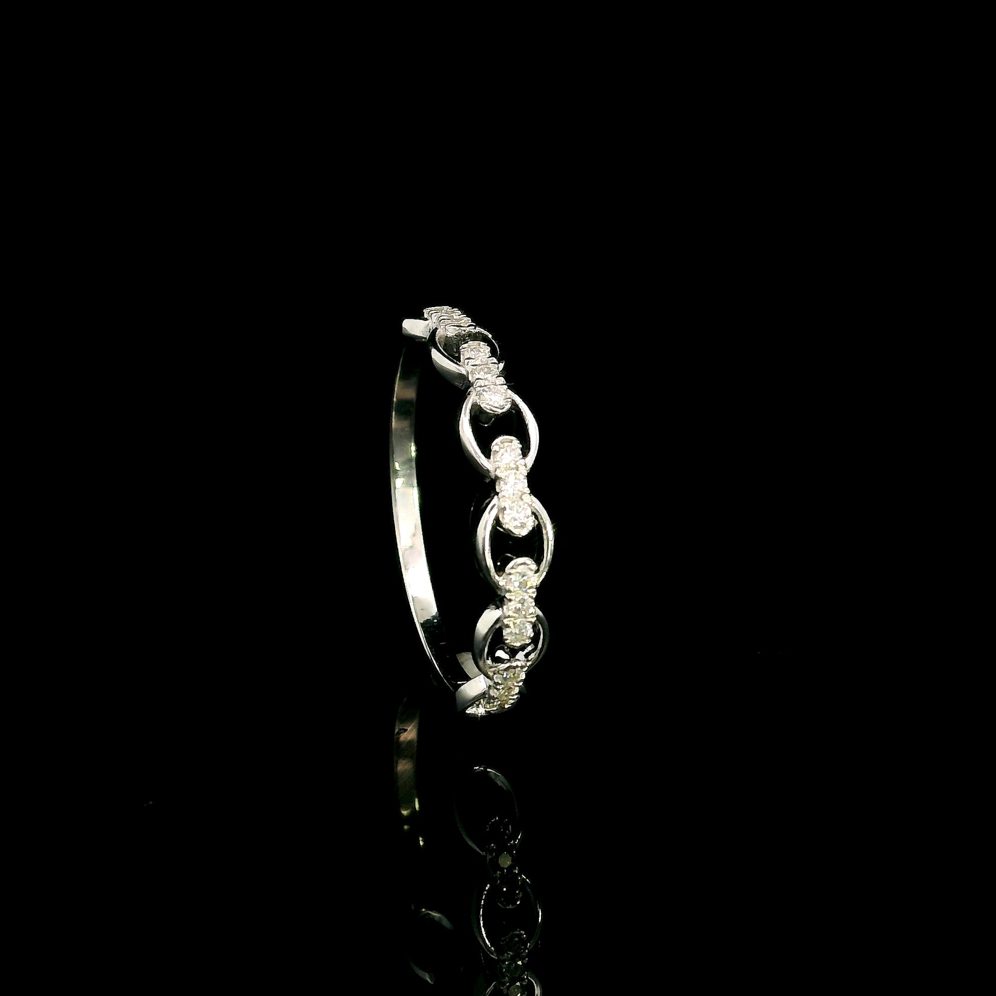 18K White Gold Diamond Link Ring with 0.13 Carat Natural Round Diamonds