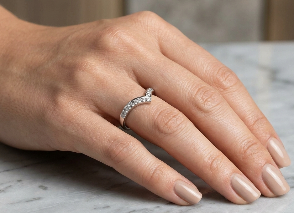 18K white gold chevron diamond wedding band featuring 0.27 carat natural round brilliant diamonds in a pavé setting.