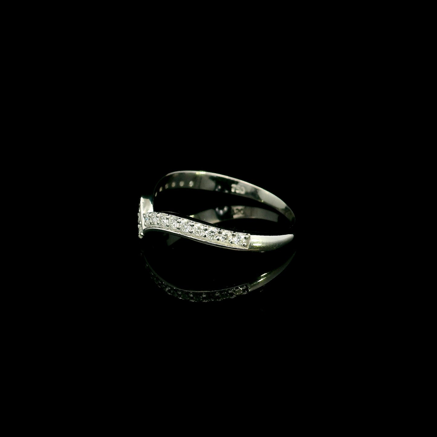18K white gold chevron diamond wedding band featuring 0.27 carat natural round brilliant diamonds in a pavé setting.