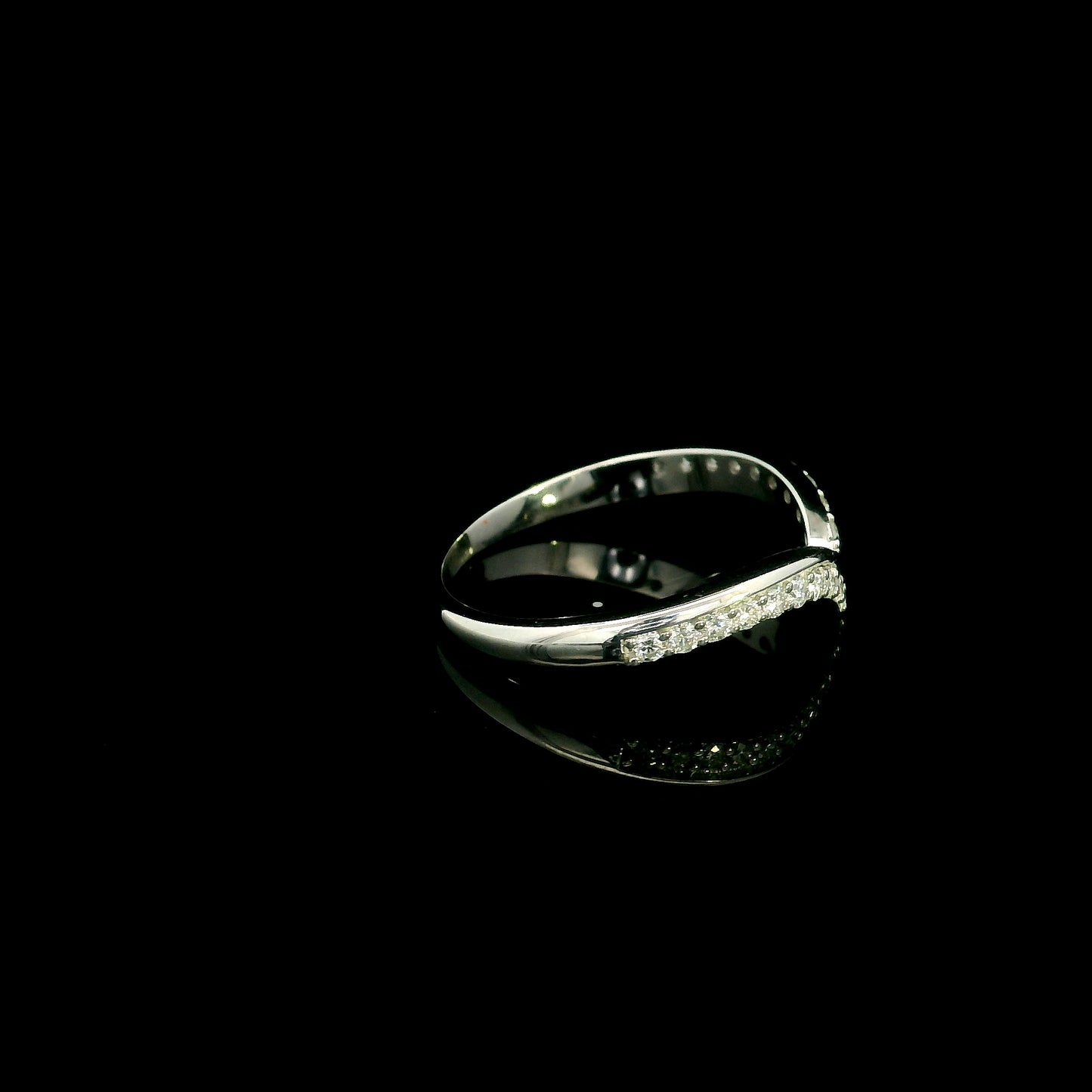 18K white gold chevron diamond wedding band featuring 0.27 carat natural round brilliant diamonds in a pavé setting.