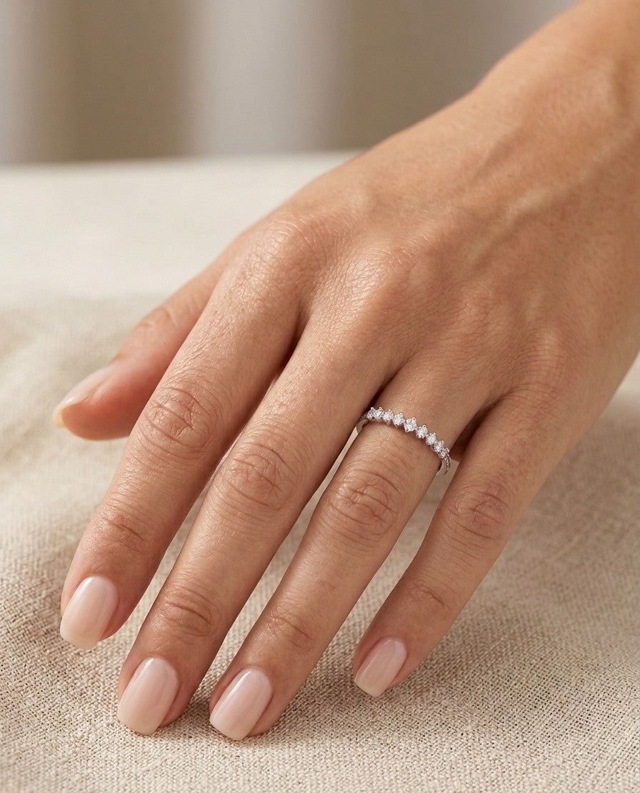 Graduated diamond band ring in 18K white gold with round brilliant diamonds tapering towards each side.