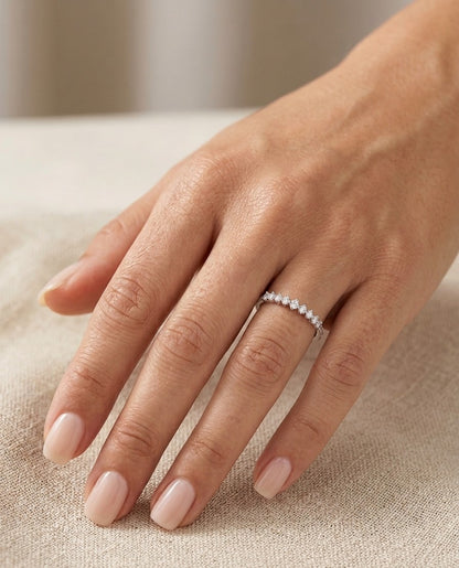 Graduated diamond band ring in 18K white gold with round brilliant diamonds tapering towards each side.