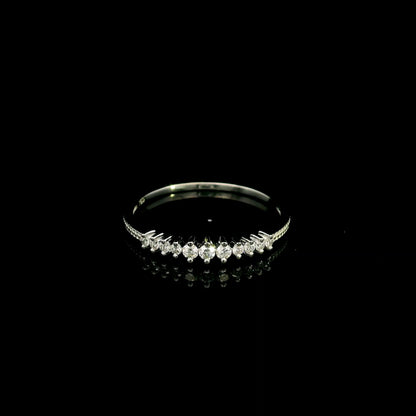 Graduated diamond band ring in 18K white gold with round brilliant diamonds tapering towards each side.
