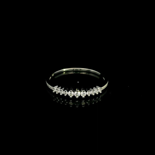 Graduated diamond band ring in 18K white gold with round brilliant diamonds tapering towards each side.