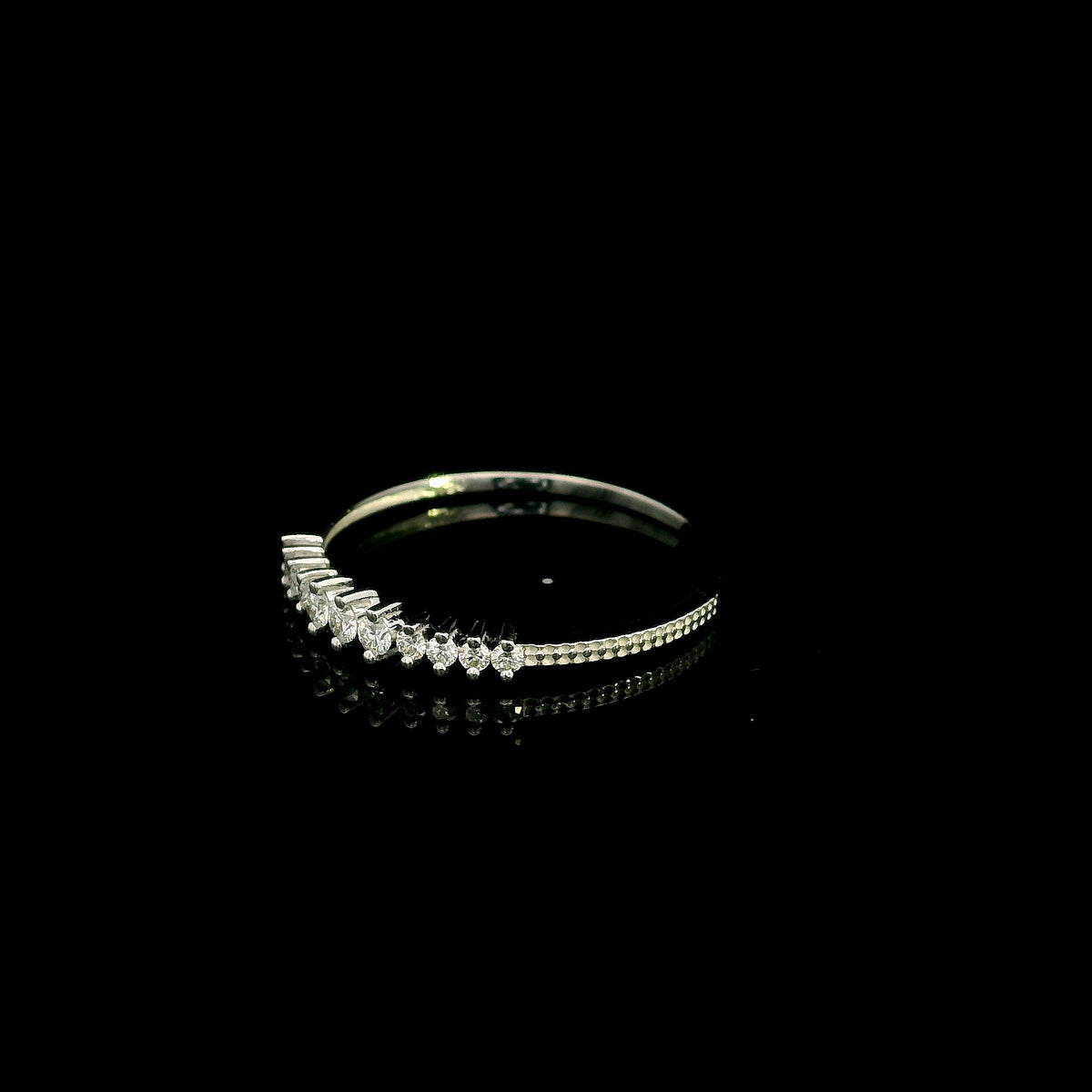 Graduated diamond band ring in 18K white gold with round brilliant diamonds tapering towards each side.