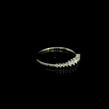 Graduated diamond band ring in 18K white gold with round brilliant diamonds tapering towards each side.