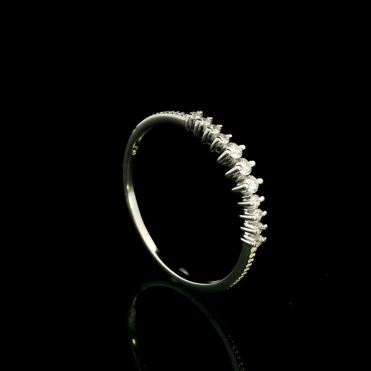 Graduated diamond band ring in 18K white gold with round brilliant diamonds tapering towards each side.