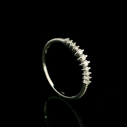 Graduated diamond band ring in 18K white gold with round brilliant diamonds tapering towards each side.