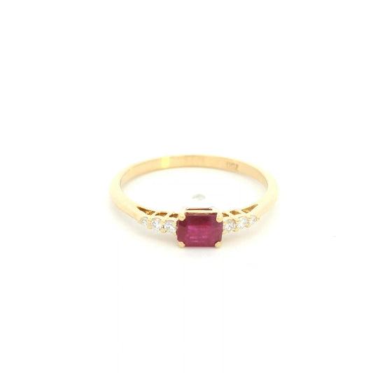 Square ruby and diamond ring in 18K yellow gold with diamond-set shoulders