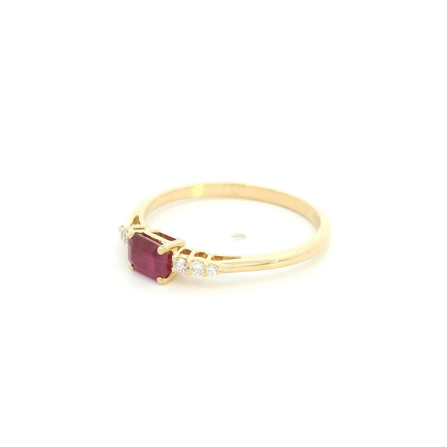 Square ruby and diamond ring in 18K yellow gold with diamond-set shoulders