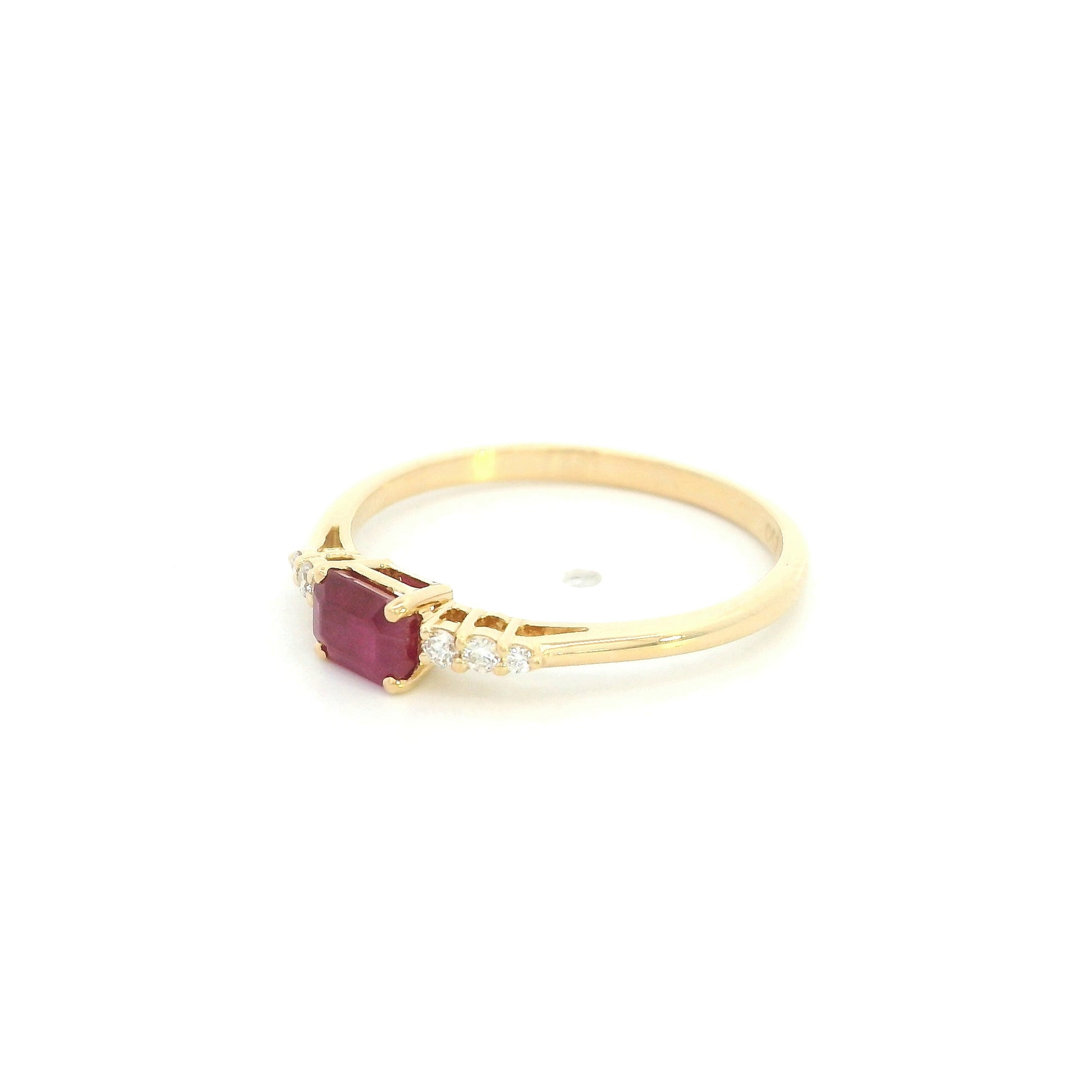 Square ruby and diamond ring in 18K yellow gold with diamond-set shoulders